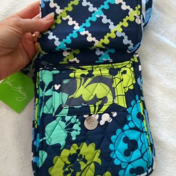 💕2 left! 💕Disney Mickey Vera Bradley mini bag - Picture 6 of 8